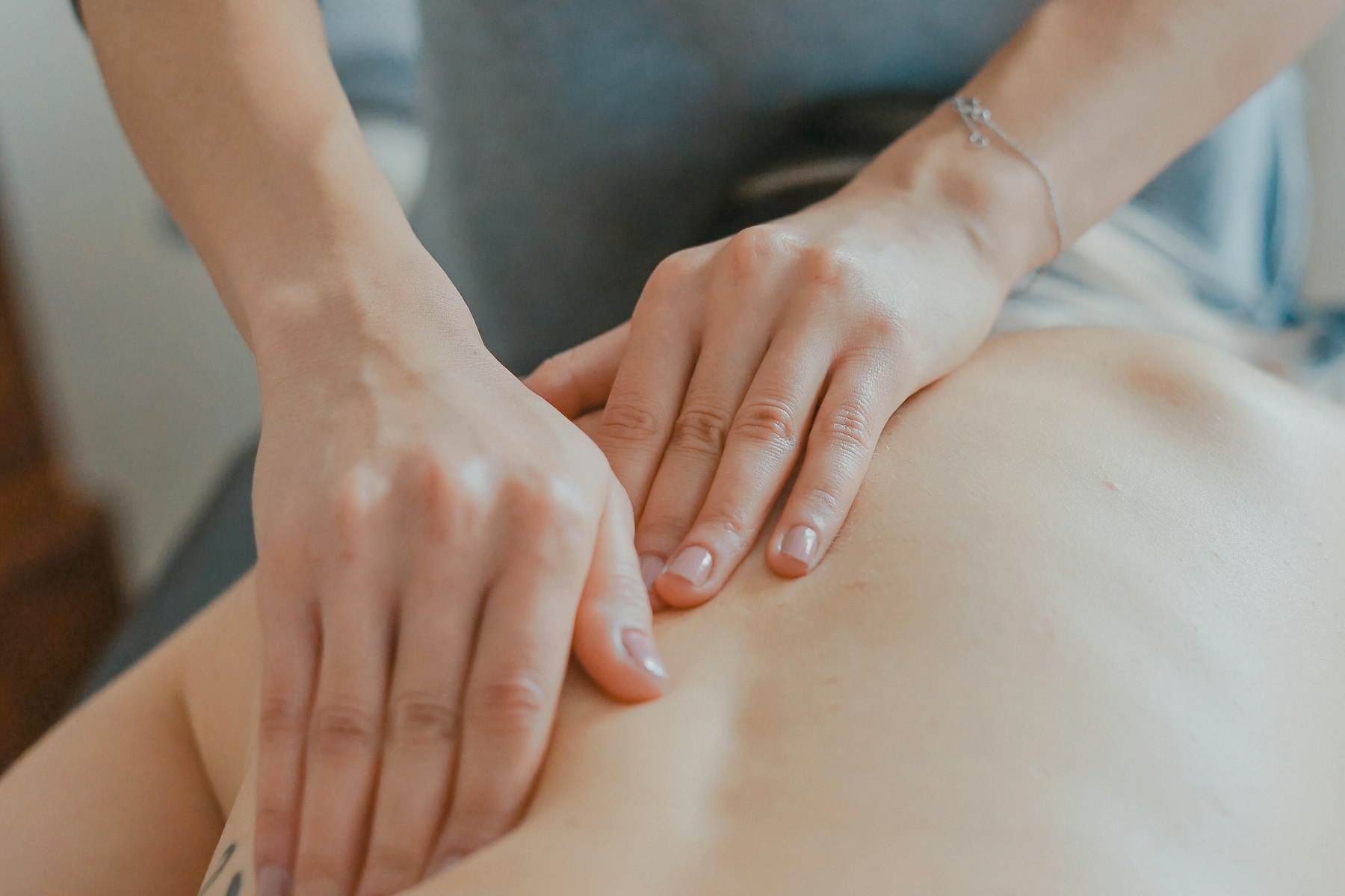 Pressions sur le dos — image d'illustration pour le shiatsu